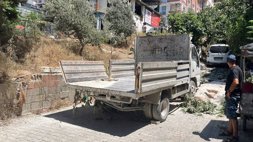 10 çocuk annesi kadın kamyonun altında kalarak can verdi! 1
